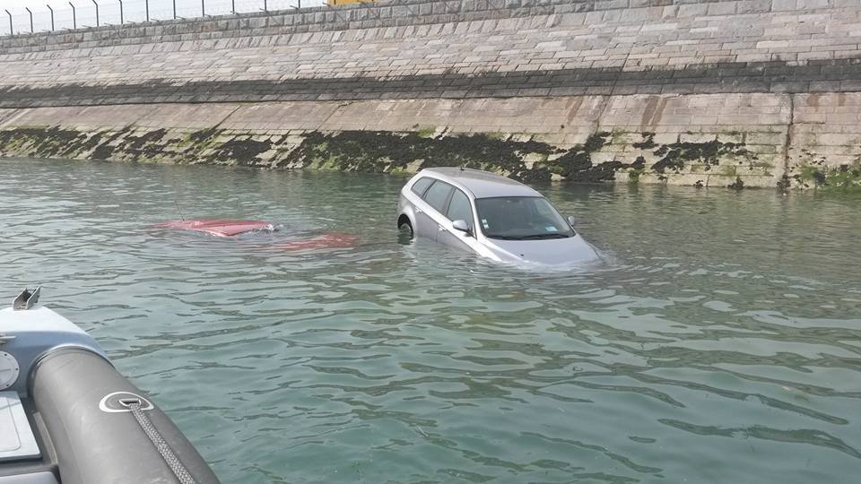 Douze voitures prises au piège par la marée